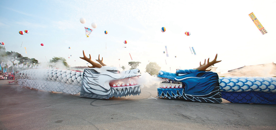 ‘쌍룡놀이’는 단야 전설을 상징하는 거대한 청룡과 백룡을 60여 명의 시민들이 참여해 시연하는 것으로, 지평선축제의 상징이다.