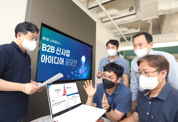 LG유플러스 직원들이 ‘제2회 B2B 신사업 아이디어 공모전’을 소개하고 있는 모습. (사진=LG유플러스)