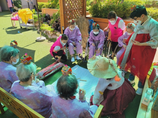 인천시 부평구의 한 치매전담형 노인요양시설에서 치매 어르신을 대상으로 프로그램을 진행하고 있다.