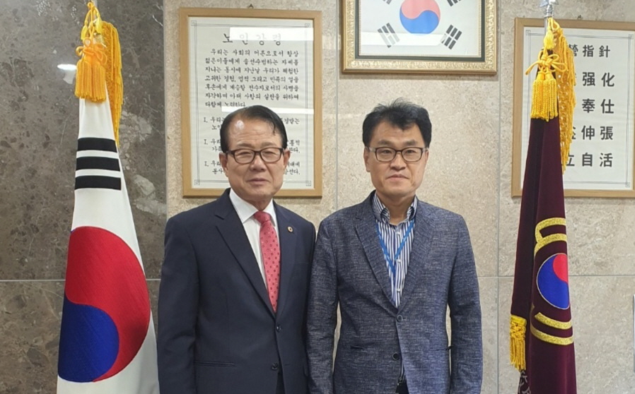대한노인회 의정부시지회를 방문한 김국연 한국마사회 의정부지사장과 김형두 지회장이 함께 기념사진을 촬영하고 있다.