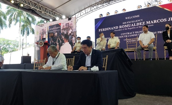 필리핀 페르디난드 마르코스 주니어 대통령(왼쪽)과 롯데건설 김종수 토목사업본부장(오른쪽)이 계약서에 서명하고 있는 모습.(사진=롯데건설)