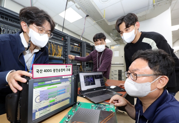 LG유플러스와 코위버 직원들이 새로 개발한 400G 광전송장비를 테스트하고 있는 모습. (사진=LG유플러스)