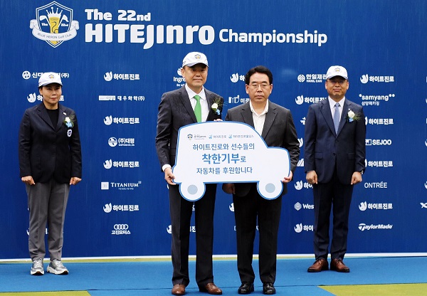 하이트진로 김인규 대표(왼쪽)와 에덴장애인종합복지관장 박정휴.