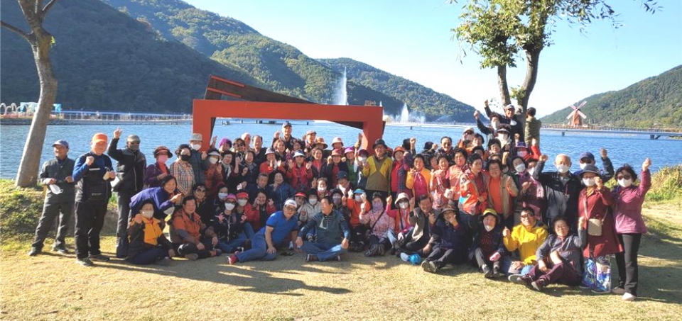 울산 북구지회가 부설 1·2노인대학의 노인대학 학생 100명과 지회 임직원을 대상으로 야외학습을 실시했다.