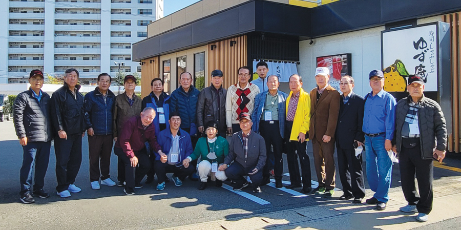 대한노인회는 10월 27일부터 4박5일 일정으로 일본투어를 다녀왔다. 여행에 동행한 김호일 회장   (두번째 줄 오른쪽 7번째)과 연합회장들이 기념촬영을 하고 있다.