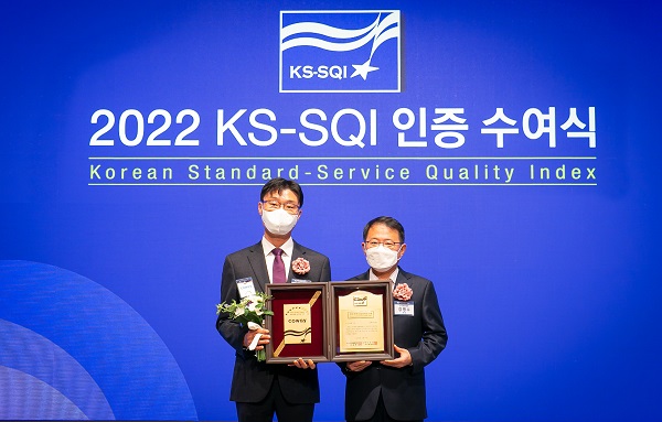 인증서 수여식에서 이용준 코웨이 영업지원실장(왼쪽), 강명수 한국표준협회장(오른쪽)이 기념사진을 촬영하고 있다.(사진=코웨이)