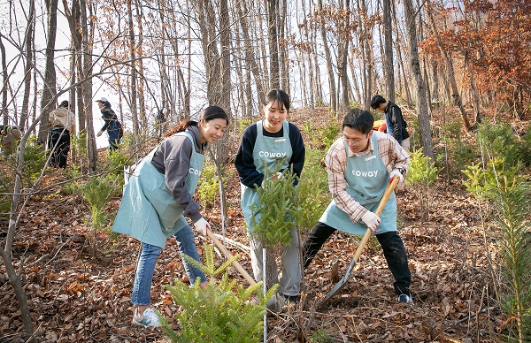 지난 11일 행사에 참여한 코웨이 임직원들이 코웨이 청정숲 조성을 위해 나무를 심고 있다.(사진=코웨이)