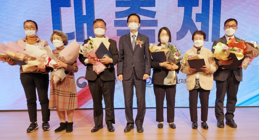 11월 15일 열린 전국노인자원봉사 대축제에서 보건복지부 표창 수상자들이 기념촬영을 하고 있다.