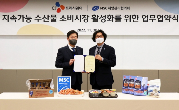 어제 30일, 서울 마포구 CJ프레시웨이 본사에서 박선호 CJ프레시웨이 상품·마케팅본부장(왼쪽)과 서종석 MSC 한국 대표(오른쪽)가 업무협약 기념사진 촬영에 임하고 있는 모습. (사진=CJ프레시웨이)