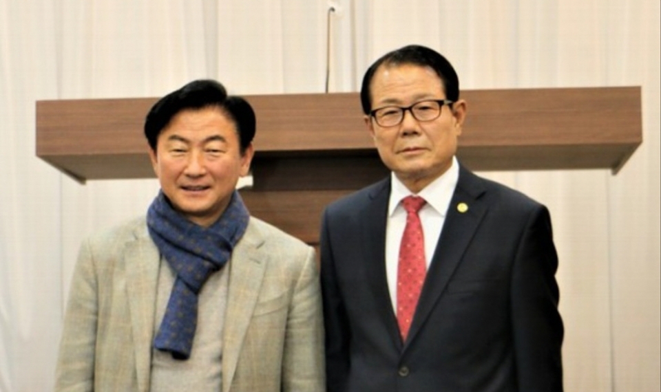 김동근 의정부시장(좌)와 김형두 지회장(우)이 기념사진을 촬영하고 있다.