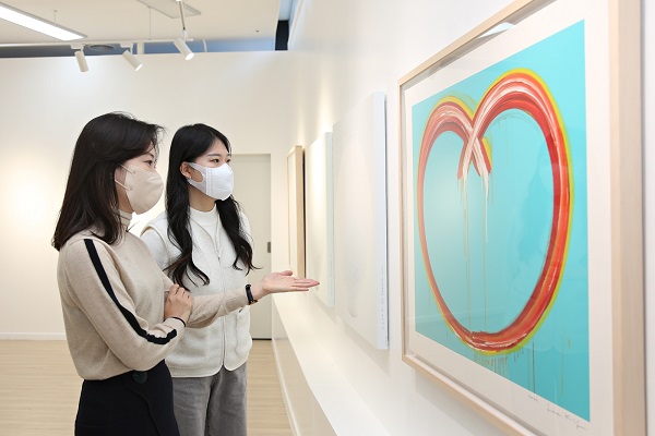 서울 마포구에 위치한 '리서울갤러리'에서 관람객들이 전시된 미술 작품을 살펴보고 있다. (사진=롯데홈쇼핑)