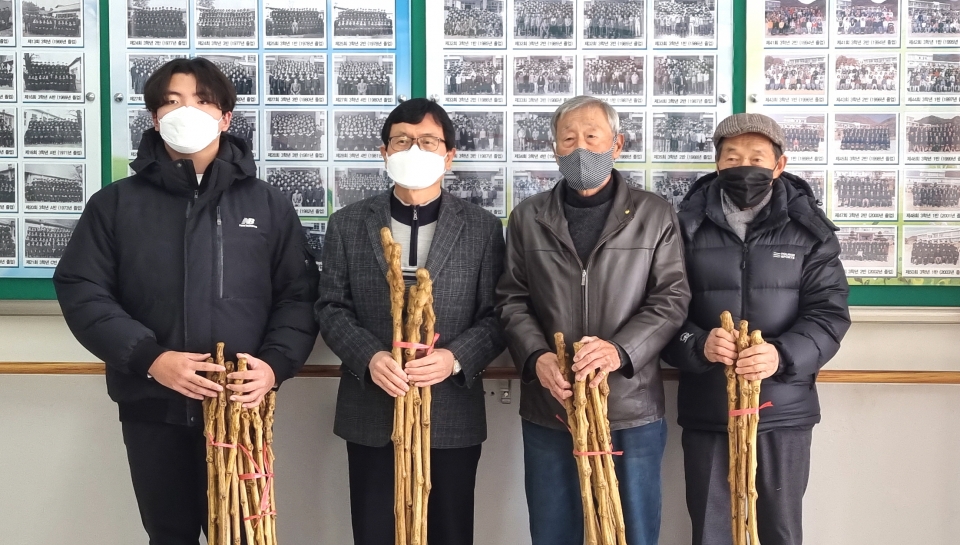 충주시지회가 앙성중학교에서 학생들이 직접 만든 지팡이 50여개를 전달받았다.
