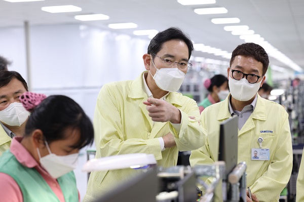 이재용 삼성전자 회장이 베트남 하노이 인근의 삼성디스플레이 법인(SDV)을 방문해 디스플레이 생산 공장을 점검하고 있다.(사진=삼성전자)