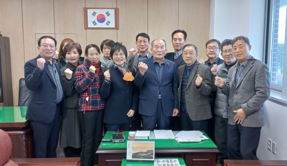경북연합회가 2023년 시무식을 겸한 사무직원 첫 정례회를 가졌다.
