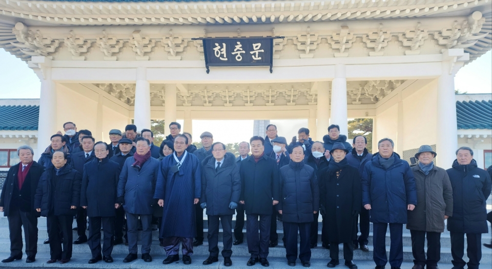 대한노인회는 1월 3일 오후 서울 동작구 국립서울현충원을 참배했다. 김호일 회장 등 참석자들이 기념촬영을 하고 있다.