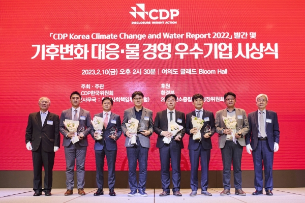 KT&G가 CDP(탄소정보공개프로젝트)로부터 기후변화 대응, 수자원 관리 부문 우수기업(Leadership 등급)으로 선정됐다. 사진은 지난 10일 여의도 글래드 호텔에서 열린 ‘CDP Korea Awards’에서 윤영찬 KT&G 전략기획실장(가운데)이 기념촬영을 하고 있는 모습. (사진=KT&G)