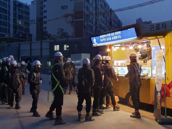 ‘HEC心 Delivery’ 캠페인을 통해 준비된 간식차를 이용하는 현대엔지니어링 현장 직원(사진=현대엔지니어링)