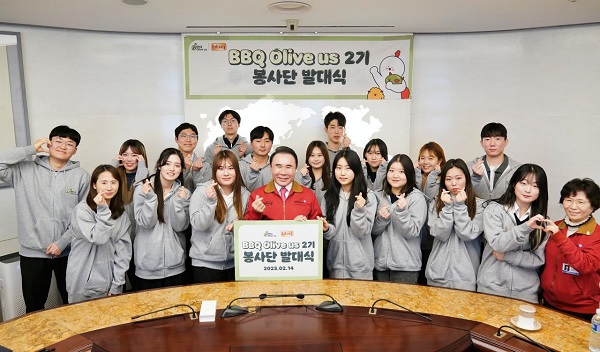 제너시스BBQ그룹 윤홍근 회장(앞줄 왼쪽 네 번째)과 올리버스 2기 대학생 봉사단이 기념촬영을 하고 있다. (사진=비비큐)