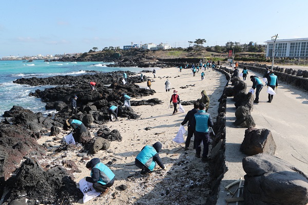 한국마사회가 제주본부와 (사)제주올레가 함께 추진한 6개월간의 해양쓰레기 수거 캠페인 'LET'S PLOG'가 지난 22일 성황리에 종료됐다.(사진=한국마사회)