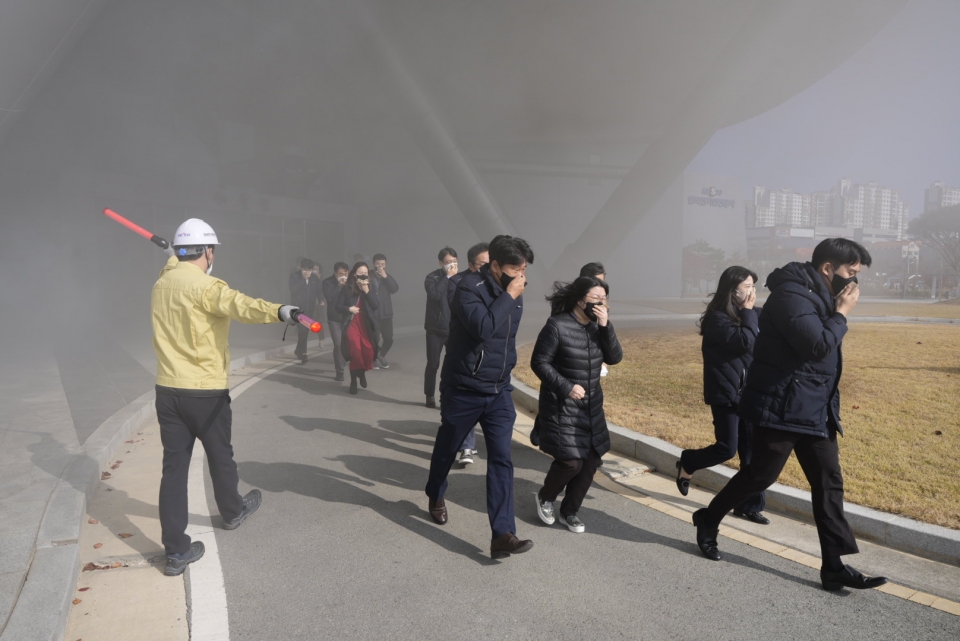 '2022 재난대응 안전한국훈련'을 시행 중인 한국전기안전공사 임직원들.