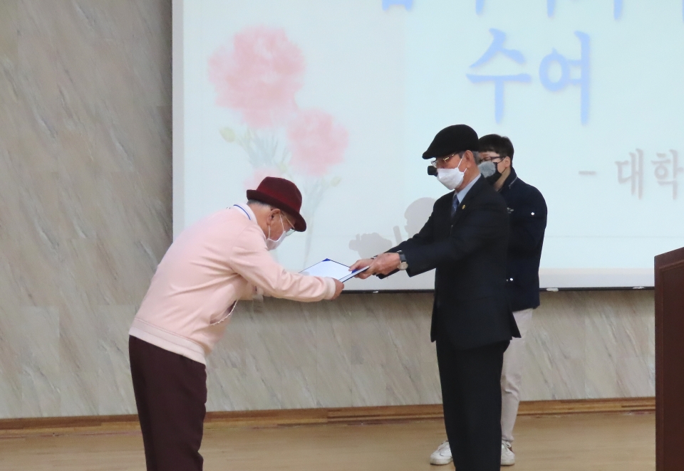 영동군지회가 노인대학 입학식을 개최했다.