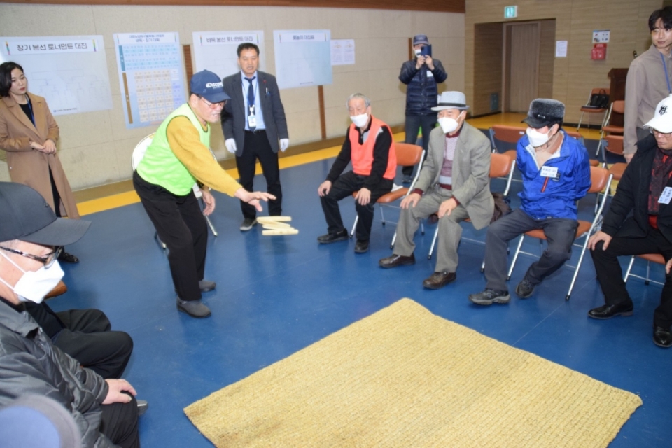 서울연합회 바둑 장기대회 중간에 윷놀이 게임을 하고 있다.