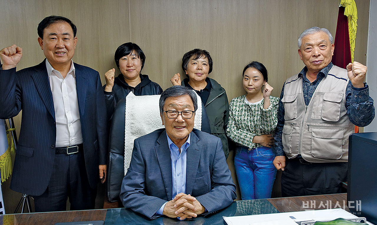 김용명 성남시분당구지회장(사진 중앙)이 직원들과 기념촬영했다. 맨 오른쪽이 염동은 사무국장.