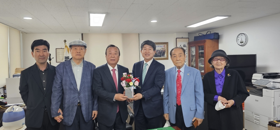 서울 강남구지회에 강남구청 관계자들이 방문해 어버이날 꽃다발을 전달하고 어버이날을 축하해 주었다.