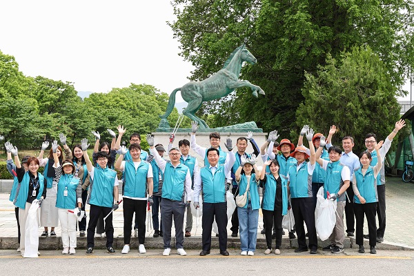 한국마사회가 지난 4일 사내 임직원과 함께하는 플로깅 봉사활동 ‘경마공원 쓰담쓰담’을 시행했다.