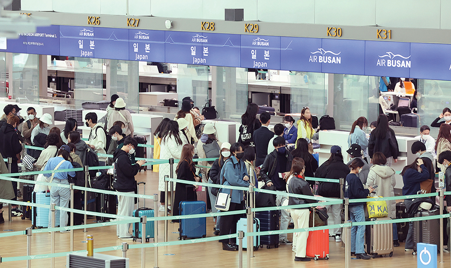 포스트 코로나 이후 굳게 닫혔던 하늘길이 열리면서 해외여행을 떠나는 여행객들이 증가하고 있다. 사진은 인천공항에서 출국 수속을 기다리는 여행객들의 모습. 	사진=연합뉴스