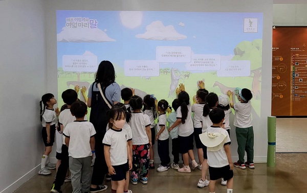한국마사회 말박물관 인터랙션 콘텐츠 즐기는 어린이 방문객들. (사진=마사회)