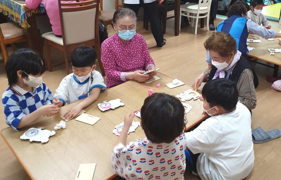 서울 중랑구지회 어르신들과 유아들이 함께할 수 있는 만들기 공예 프로그램을 진행하고 있다.