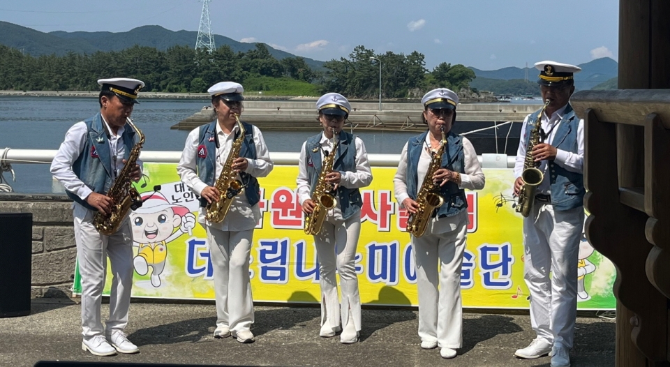 창원시 마산지회 더드림나누미예술단이 양도마을에서 위문공연을 펼쳤다.