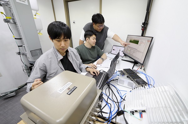 과기정통부와 NIA가 운영하는 판교 5G 테스트베드 센터에서 KT와 오픈랜 기술 협력업체 연구원들이 오픈랜 가상화 기지국을 실증하는 모습.(사진=KT)