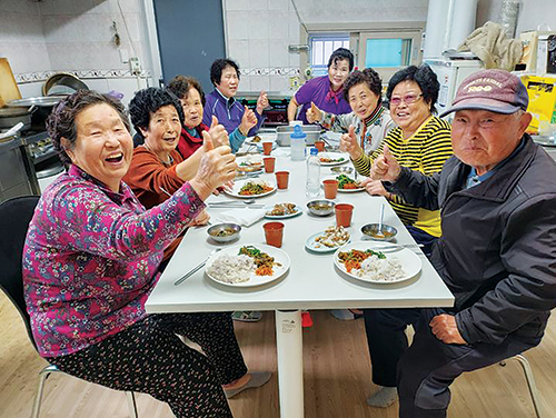 제천시 한 경로당에서 어르신들이 점심 식사를 즐기고 있다.