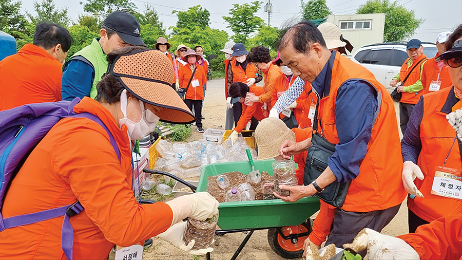 경기 김포시지회 부설 김포노인대학의 학생들이 운양동 육묘장에서 꽃심기 프로그램을 체험하고 있다. 김포노인대학은 커리큘럼이 좋아 서로 가고싶어 경쟁하는 노인대학 중 하나다.