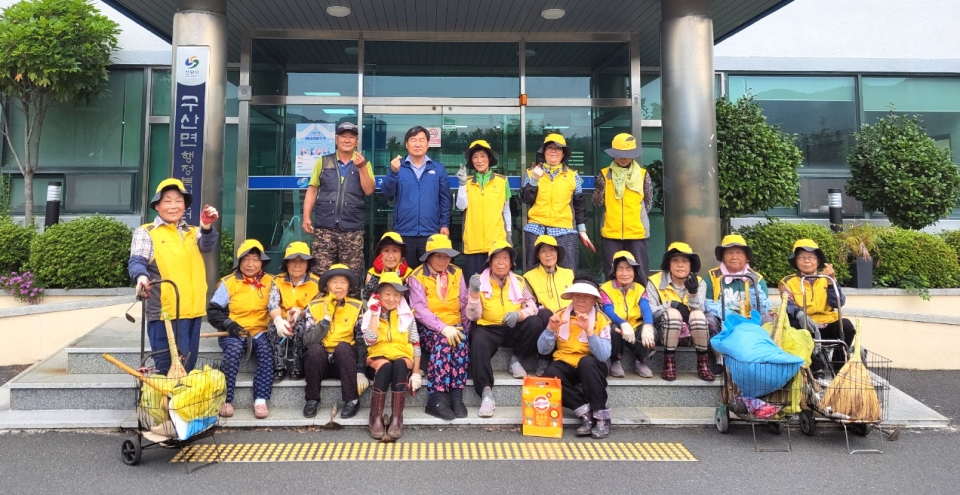 창원시 마산지회 구산수정노인자원봉사단이 주민센터에서 수국 화단 가꾸기를 진행했다.