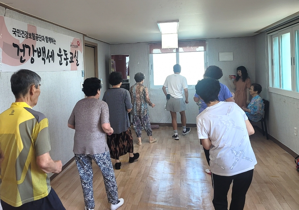 전남 여수시지회가 코아루A경로당에서 라틴댄스 프로그램을 시행했다.