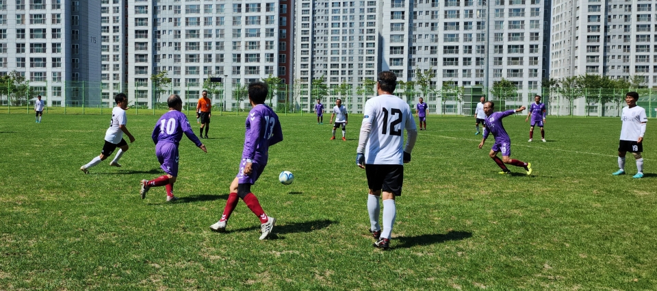 나이를 잊은 어르신들이 더위에도 아랑곳하지 않고 제1회 전국노인체육대회에서 축구 경기를 펼치고 있다.