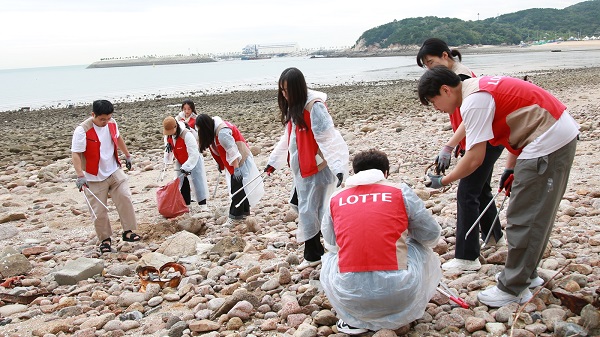 롯데홈쇼핑이 지난 15일 인천 왕산해수욕장에서 임직원들의 자발적인 참여로 반려해변 정화활동 '숨쉬는 바다 가꾸기'를 진행했다. (사진=롯데홈쇼핑)