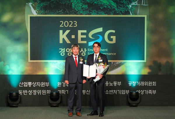 오준오 보람그룹 대표이사(우측)가 K-ESG 경영대상을 수상한 뒤 기념촬영을 하고 있다. [사진=보람그룹]