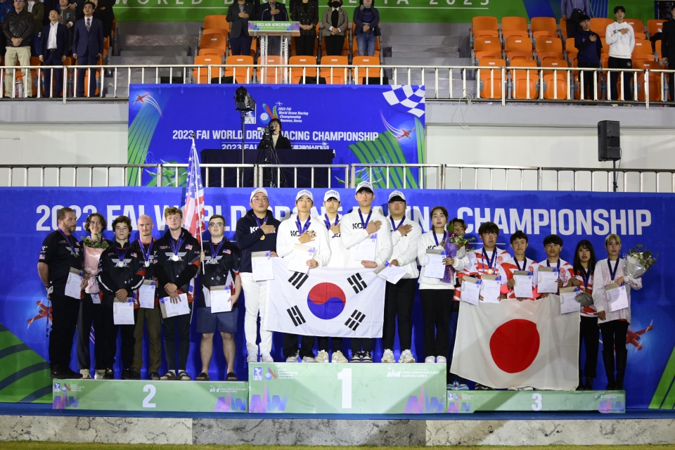 ‘2023 FAI 남원 세계드론레이싱대회’ 시상식이 열리고 있다. 국가대표팀 부문에서  한국이 1위, 미국 2위, 일본이 3위를 차지했다.