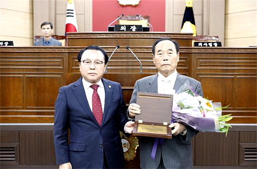 임실군지회 이강년 지회장이 지방자치의 날 기념 표창을 수상했다.