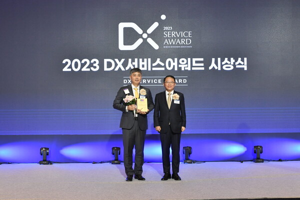 '2023 DX서비스어워드' 시상식에서 강명수 한국표준협회장(오른쪽)과 박형주 KB국민은행 디지털신사업본부장이 기념사진을 찍고 있다. (사진=KB국민은행)