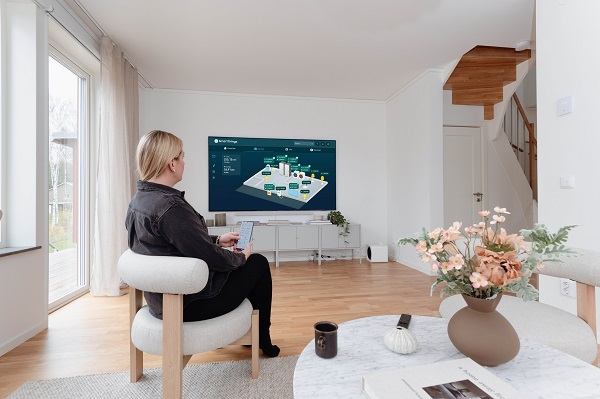 삼성전자 직원이 스마트싱스를 활용해 ‘브로비홀름 스마트시티(Brobyholm Smartcity)’에 구축된 ‘넷 제로 홈’ 솔루션을 체험하고 있다.