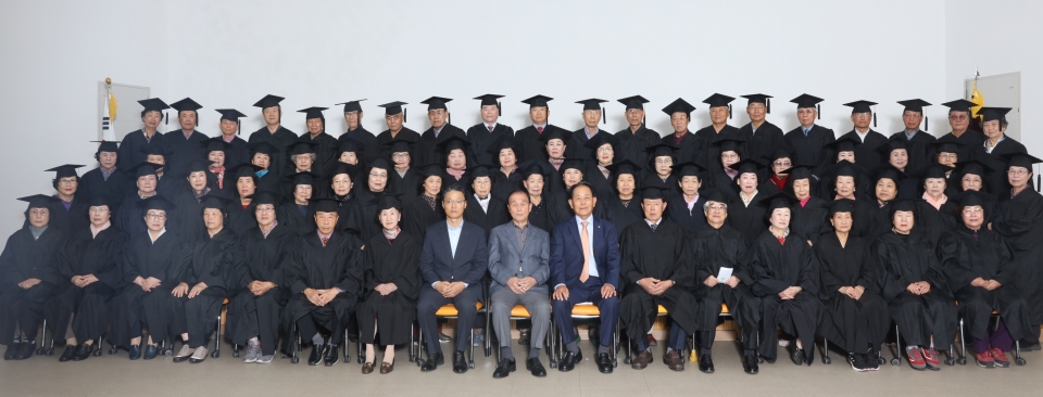 전북연합회가 제40회 노인지도자대학 졸업식을 개최했다.