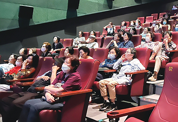 지난 9월 서울 영등포구지회 노인일자리 참여자들이 단체로 영화 관람을 하고 있다. 이처럼 고령층도 영화, 공연, 전시 등 대중문화 소비에 대한 욕구가 강하지만 빠른 디지털 전환에만 몰두하고 디지털 약자에 대한 배려가 적어 이에 대한 해법 마련이 필요하다.