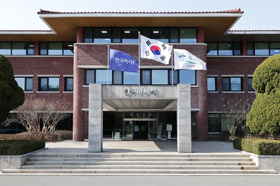 한국마사회가 지난 23일 ‘2024년도 제1차 ESG위원회’를 개최했다.