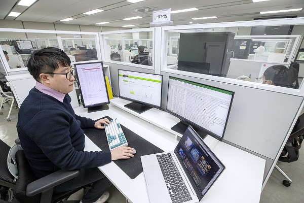 서울 광화문에 위치한 KT 고객센터에서 직원이 AI 클린 메시징 시스템으로 스팸 메시지를 분석하고 있다. (사진=KT)