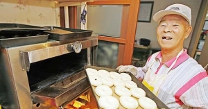 ‘사랑의 빵’ 굽는 김교환(80) 어르신